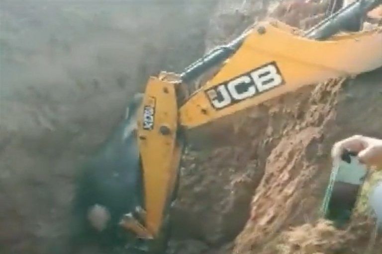 Video: JCB Machine Rescues Baby Elephant From a Ditch, Internet Lauds Saying 'Great Work' | WATCH